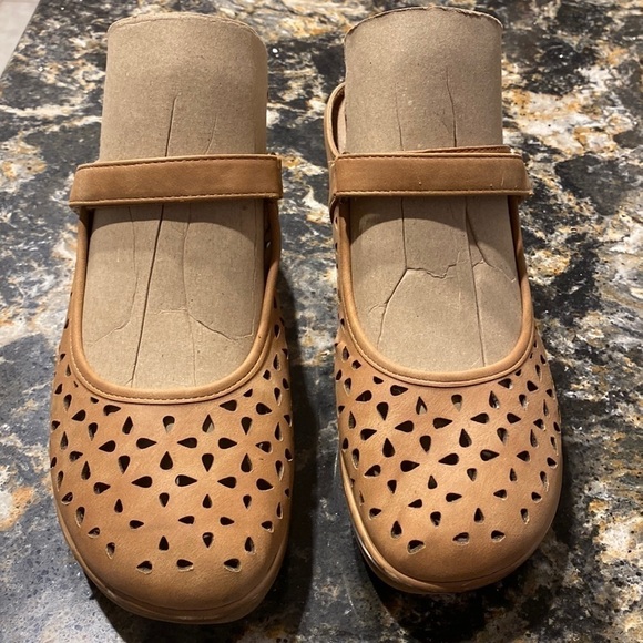 Womens Rialto casual solid brown wedge hook & loop slip on shoes size 9.5 - Picture 1 of 5